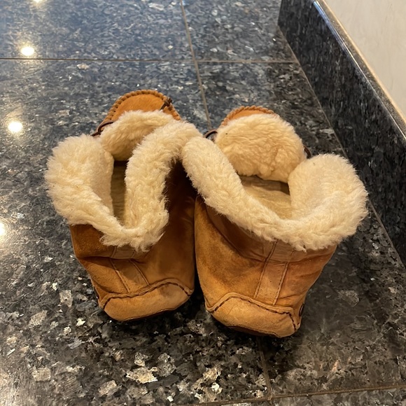 Ugg slippers size US 8 - Picture 3 of 5
